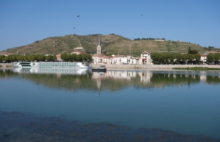 Le Rhône à Tain et la colline de l'Hermitage