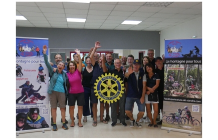 L'équipe  Handiski de Saint-André-de-Corcy avec quelques membres du club avant la descente à Villebois