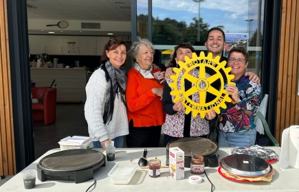 Le Rotary Club de ST ETIENNE FOREZ a tenu un stand de crêpes lors de l'ouverture du Téléthon 2024, à la TOUR EN JAREZ